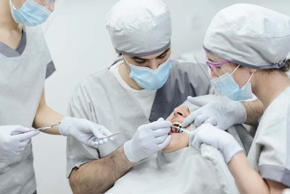 What To Do Before Going To An Emergency Dentist